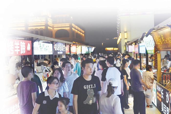     夜幕降临，南宁亭子码头夜市人流如织    本报记者 冯源 摄