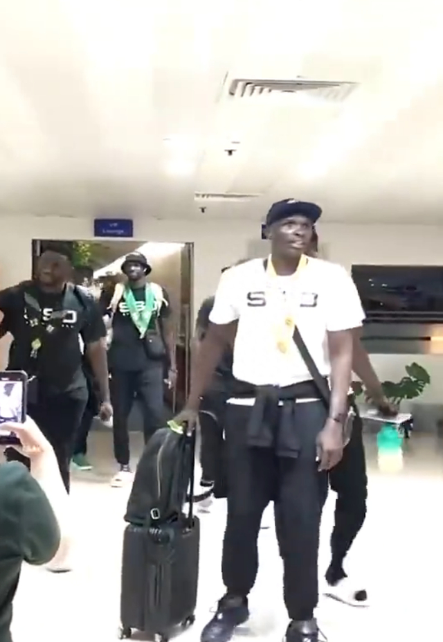 南苏丹队球员抵达世界杯举办地马尼拉（视频截图） 