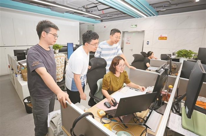     十沣办公室研发区内，研发人员正在工作。    深圳特区报记者 杨浩翰 摄