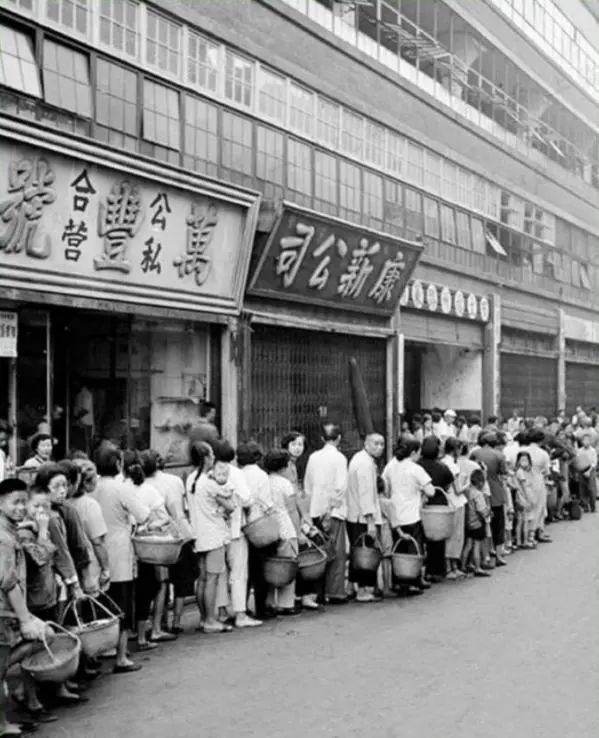 ▲1956年，福州路小菜场（四马路菜场）门口等候的市民