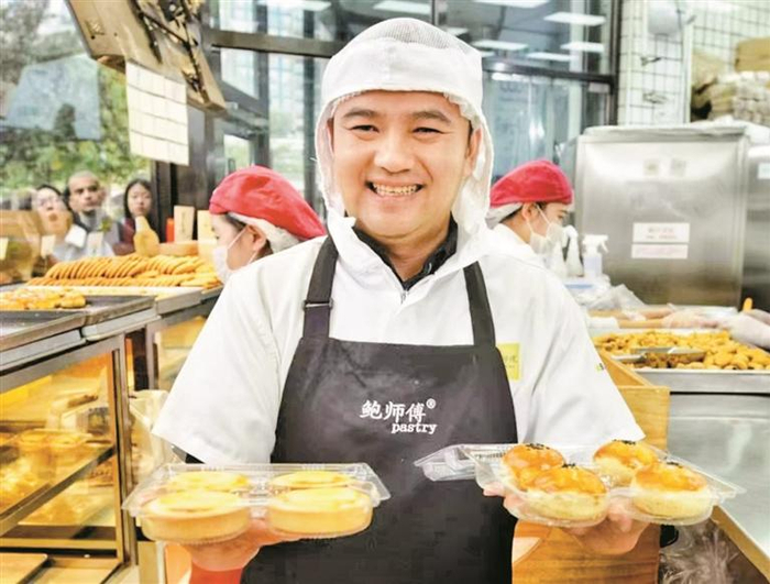  鲍才胜的经营之路充满传奇色彩。（受访者供图）