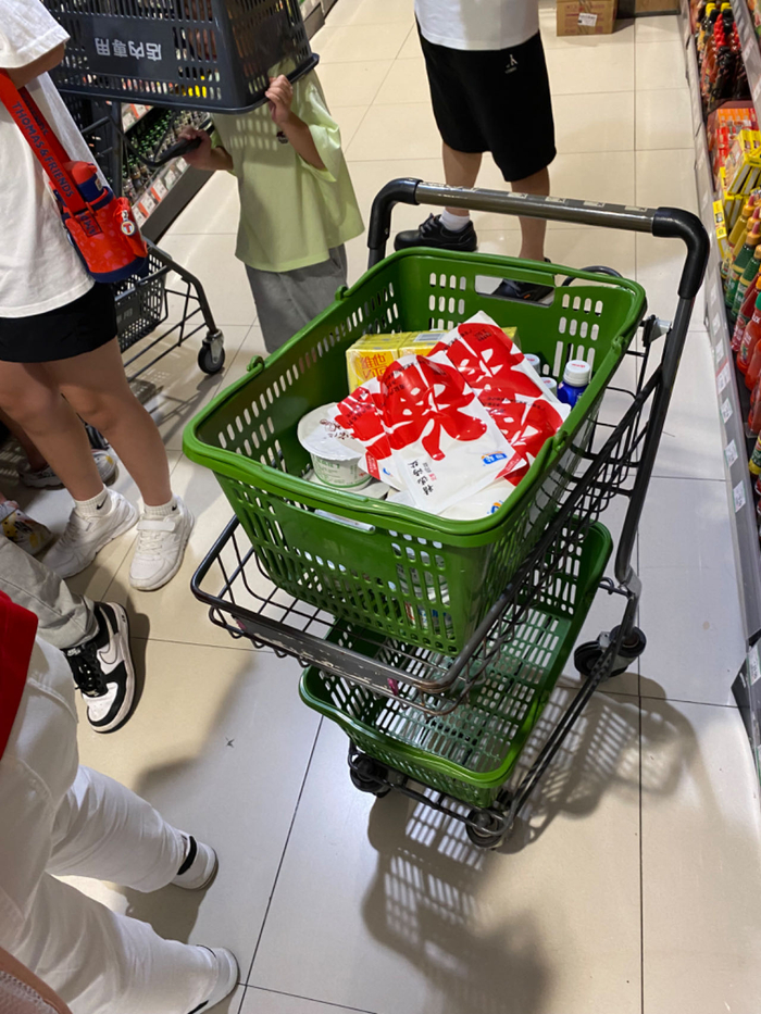 一位顾客的购物车 时代周报 李杭/摄