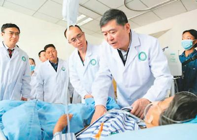 董家鸿（右二）在西藏昌都市人民医院查房。北京清华长庚医院供图