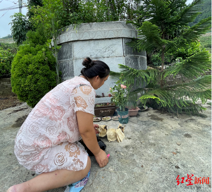 ▲妈妈在周余杰墓前烧纸