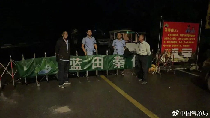 蓝田县交警大队根据气象部门预警信息提前对各峪口进行封控。    来源：蓝田县交警大队