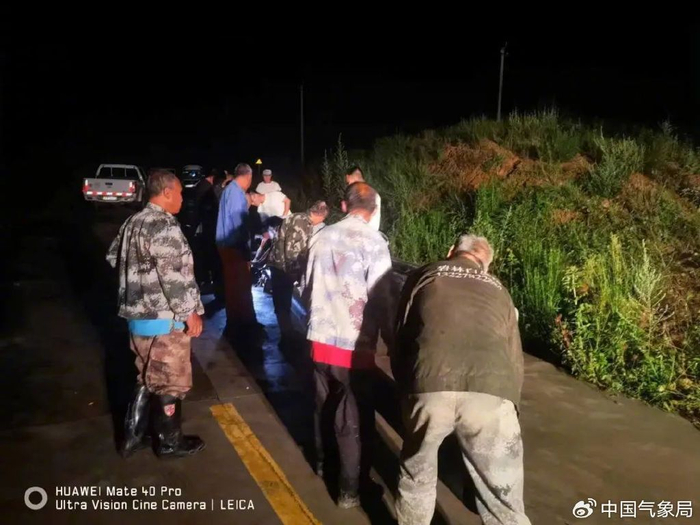 8月12日，根据气象预警信息，蓝田县水务局协助三里镇政府开展应急排水工作。 拍摄：张伟