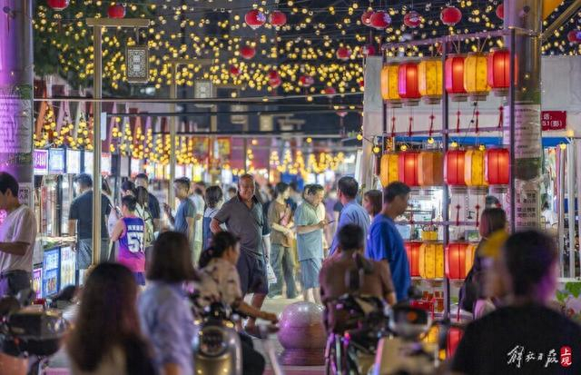 菜场关门下班，市集开门迎客。