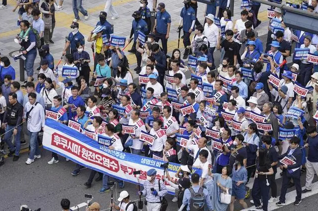 　25日，韩国最大在野党共同民主党在首尔市中心发起国民抗议游行