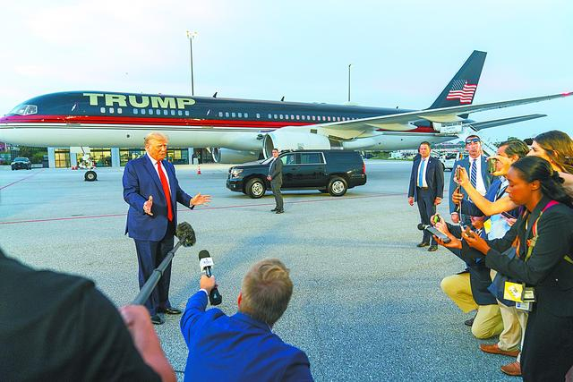 上图为特朗普24日自首后在亚特兰大机场发表简短讲话。 （视觉中国）