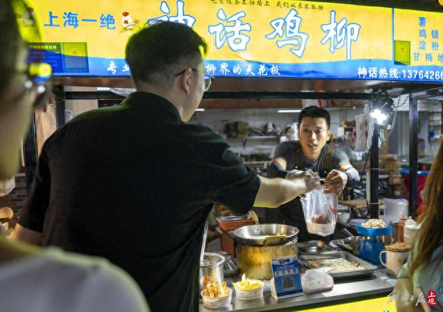 不少客人认着他家的鸡柳而来。