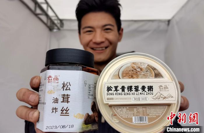 松茸等特色产品，已成为迪庆重要的旅游商品之一。黄兴鸿摄