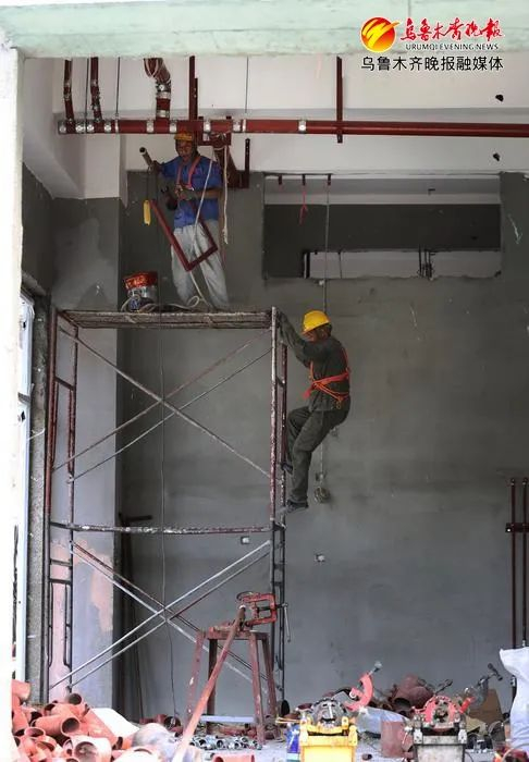 8月23日，在位于高新区（新市区）的通嘉国际港项目现场，工作人员正在进行施工作业。乌鲁木齐晚报记者石磊摄