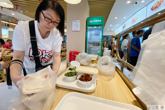 ▲找不到座位的食客可以打包带回家。