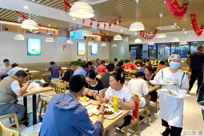 ▲中午11点，众乐山社区食堂内的食客络绎不绝。