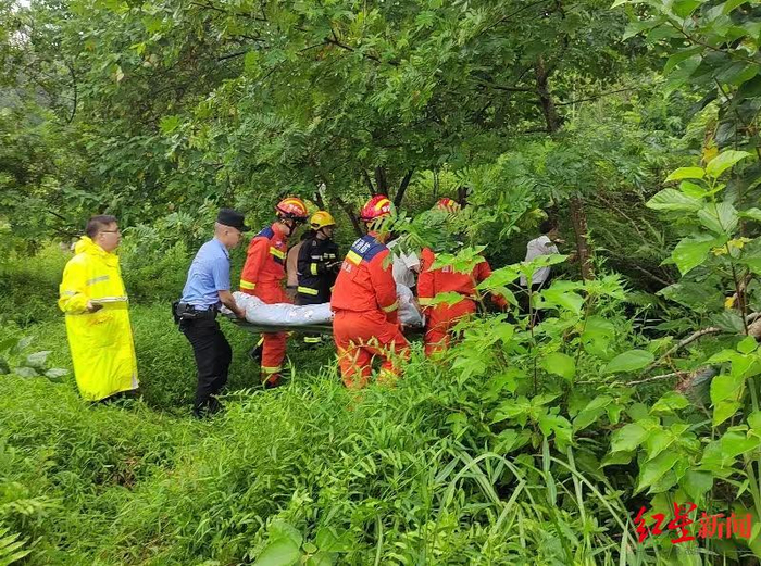 ▲将老人送医救治 荣县公安供图