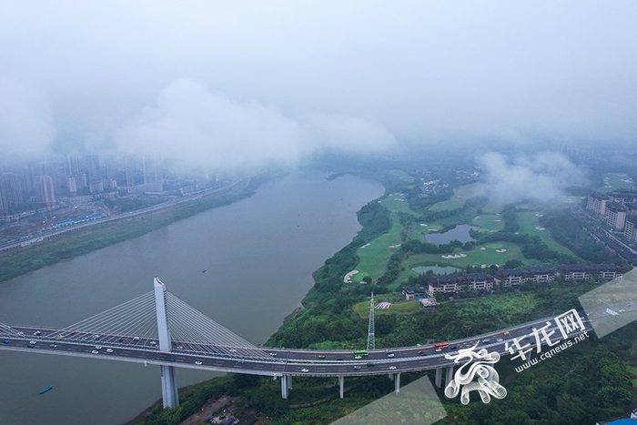 8月26日，重庆中心城区阴雨绵绵。华龙网-新重庆客户端记者  张质 摄