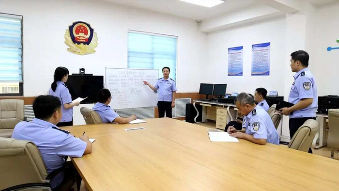 图为济宁市县两级公安机关联合研判案情