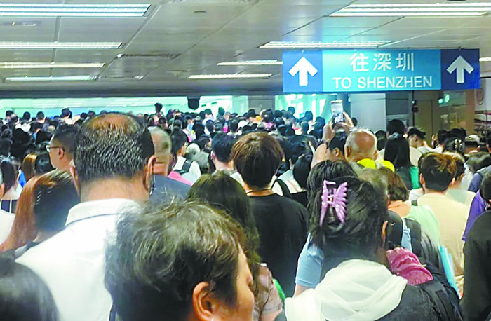 19日，香港市民趁港铁半价日专程北上消费，过关口岸一度人山人海。