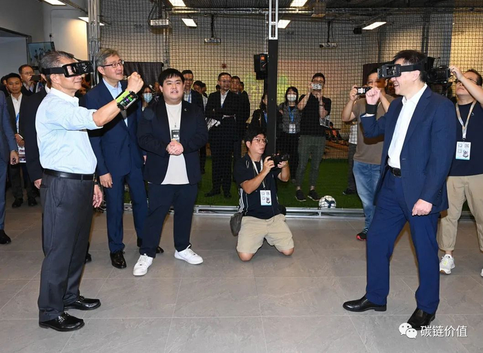 今届论坛亦是‘开心香港’系列活动之一，我和创新科技及工业局局长孙东教授便体验扩增实境游戏。