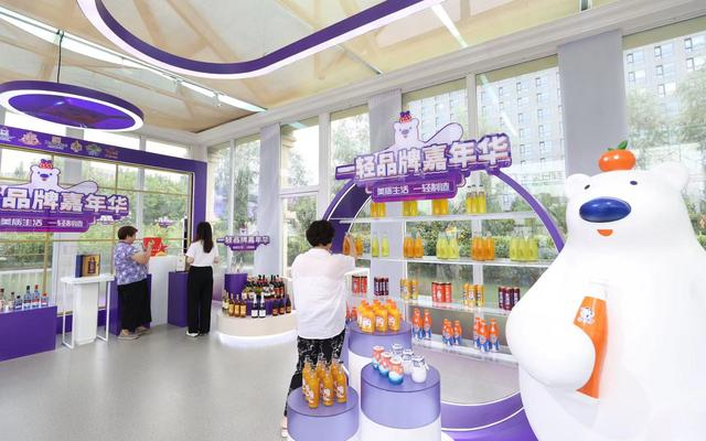 多个老字号品牌推出了北冰洋发酵桔汁汽水、义利大富豪面包和五星全麦芽啤酒等八大新品亮相。新京报记者 王飞 摄