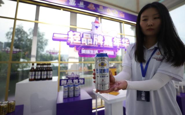 五星全麦芽啤酒作为五星归来的首款产品亮相本届嘉年华。新京报记者 王飞 摄