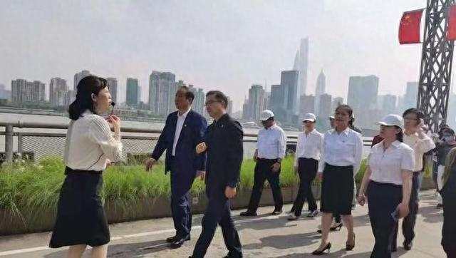 全国导游大赛铜奖获得者孙国英带领游客行走杨浦滨江。 资料图片