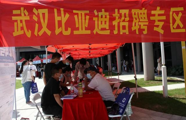 ▲（2022年6月10日，武汉百企千岗大学生专场招聘会。图源/视觉中国）