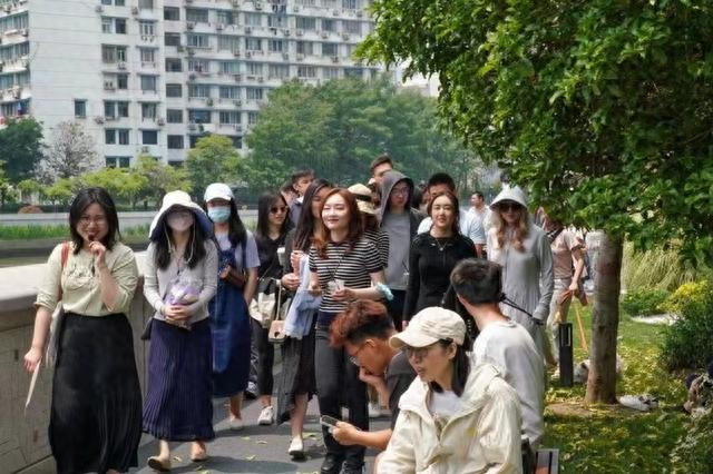 徐安妮（左一）带着游客行走上海。 受访者供图