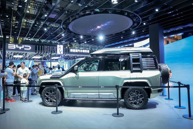 ▲（2023年6月17日，深圳，粤港澳大湾区车展，比亚迪6号专馆，仰望展台。图源/视觉中国）