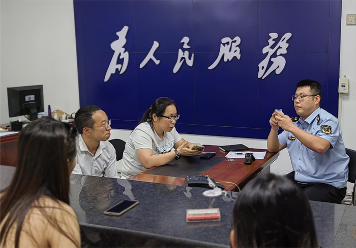 张鋆正在所里调解消费投诉。徐文智/摄