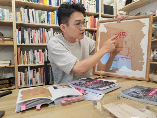 朱一宁讲述一张有“玻璃电台”字样旧包装袋上的奥妙。 李宝花 摄