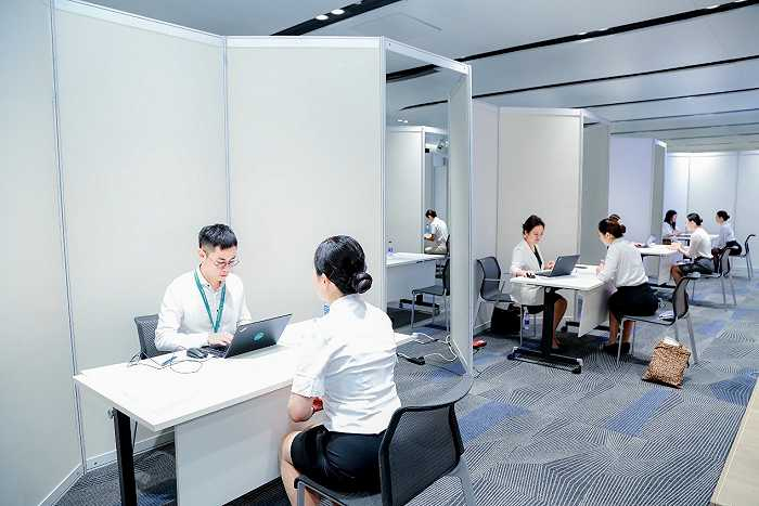 招聘现场，面试者在进行语言测试 图片来源：国泰航空