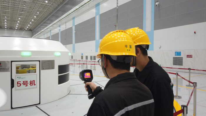 图三：运行部陈沛然和刘帅正在巡检