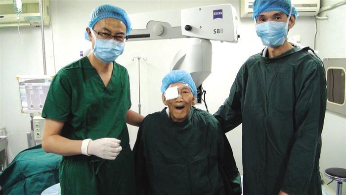     普瑞眼科医院医生为抗战老兵实施白内障手术（资料图片）