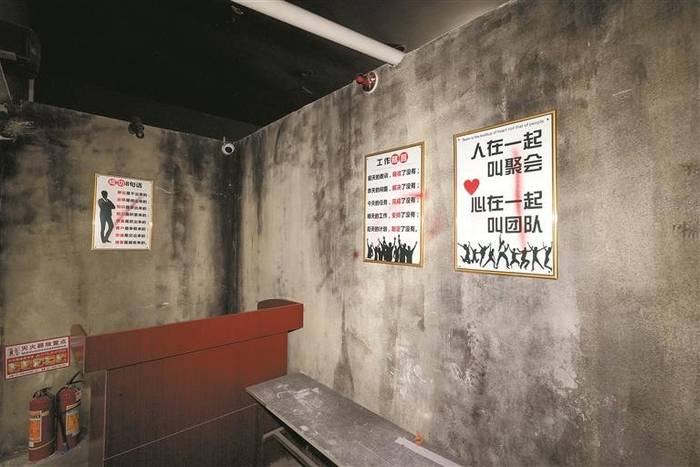 ▲超燃密室逃脱体验馆，缅北电诈主题游戏环境较为昏暗。