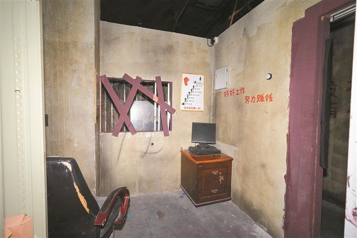 ▲超燃密室逃脱体验馆，缅北电诈主题游戏陈设布置十分逼真。