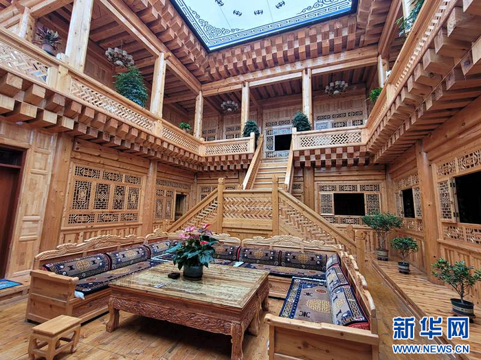 图为娘七合塔经营的藏家乐。新华网杨可摄