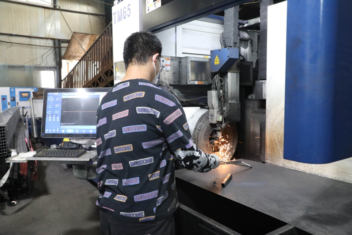 图为在香河强胜电动车制造有限公司生产车间，工人使用激光切割机进行激光切管作业。（陈宏儒摄）