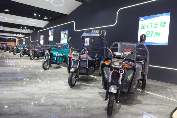 图为香河强胜电动车制造有限公司展厅内款式各样的电动车。（陈宏儒摄）