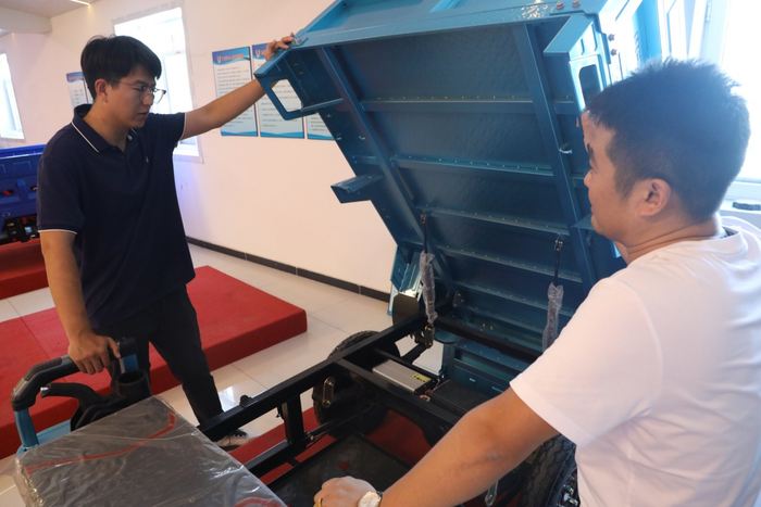 图为在廊坊精兰科技有限公司展厅，工作人员在给客商介绍电动车。（陈宏儒摄）