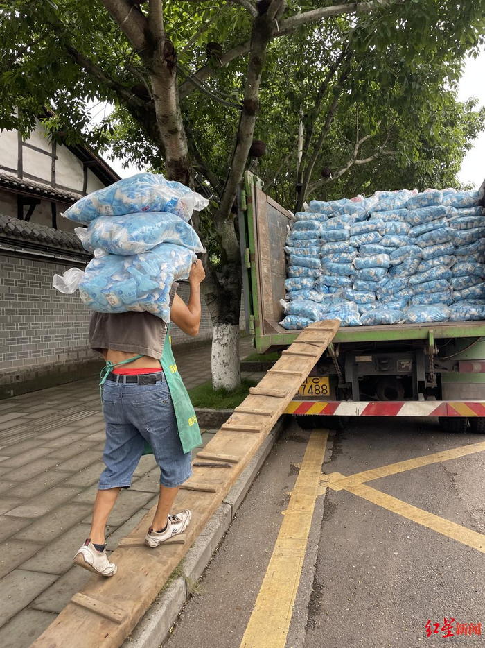 ▲燊海井手工盐外运 红星新闻记者 罗敏摄