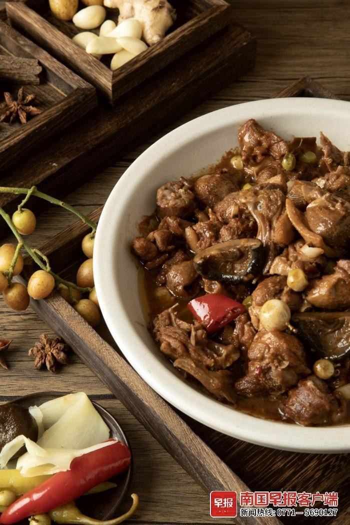 ▲山黄皮焖鸭。南宁肥仔饭店供图