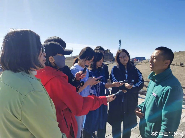 报道组采访长白山北景区主峰管理部经理郑华刚 图/彭莹辉