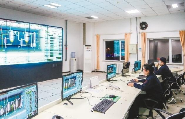         辽宁上药好护士药业（集团）有限公司工作人员在提取车间操作自动化控制系统。受访企业供图