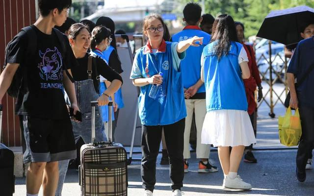身着蓝衣服的志愿者们在为新生们指路。 图/北京交通大学公众号