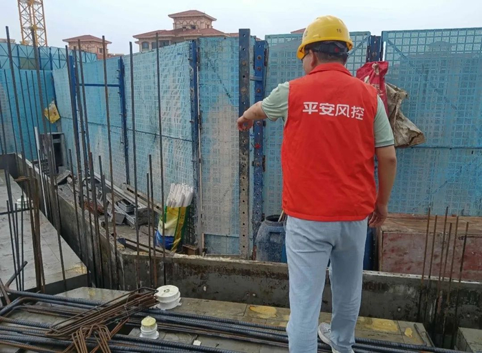 　　▲台风前实地走访建筑工地
