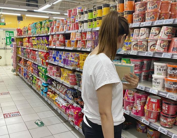中低价方便面仍是商超销售主力。  图 中国商报 记者 马嘉 