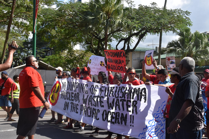 ▲斐济首都苏瓦，市民纷纷走上街头，抗议日本将核污染水排海