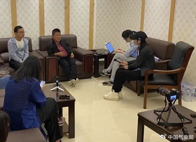 报道组采访长白山天池气象站站长矫祥肇 图/邢建民