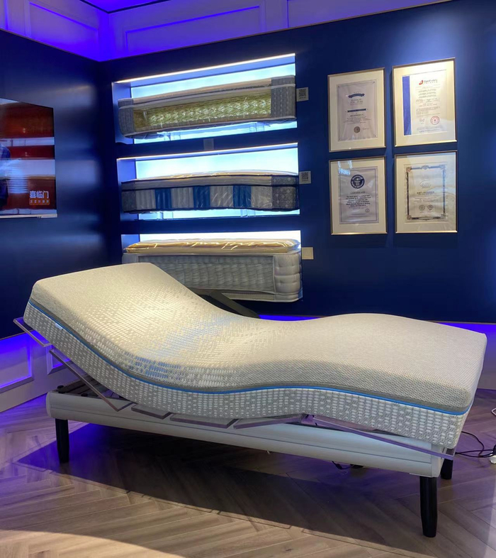 喜临门在门店入口处展示智能床（财联社记者拍摄）